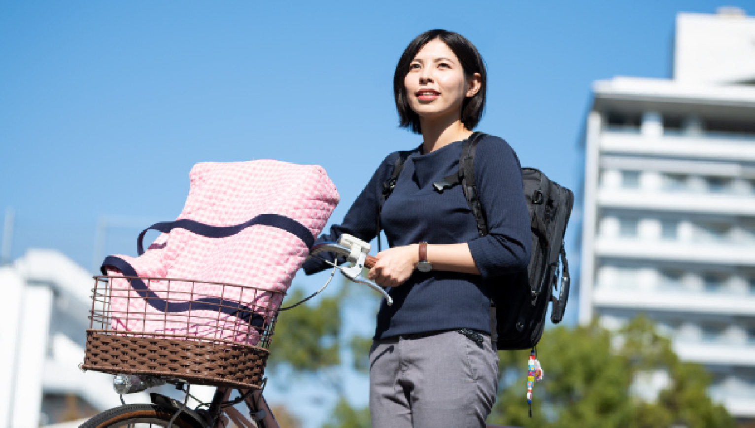自転車で訪問する行政保健師の姿