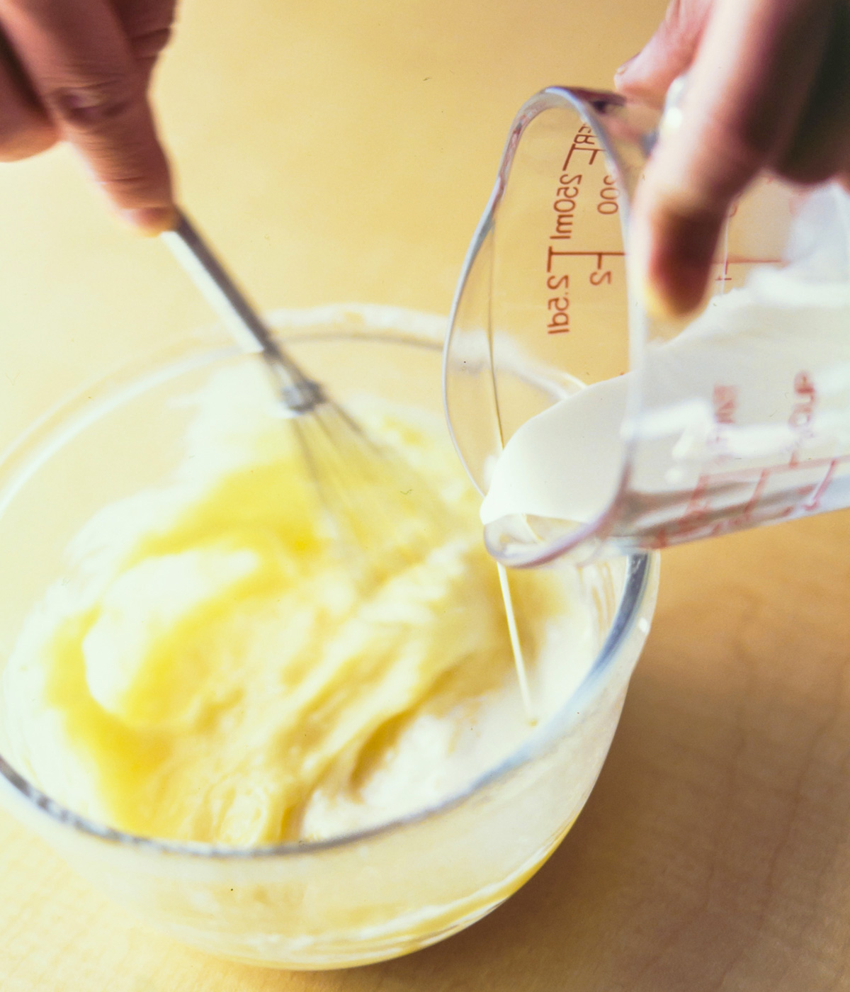 生クリームを少しずつ加えながら混ぜる