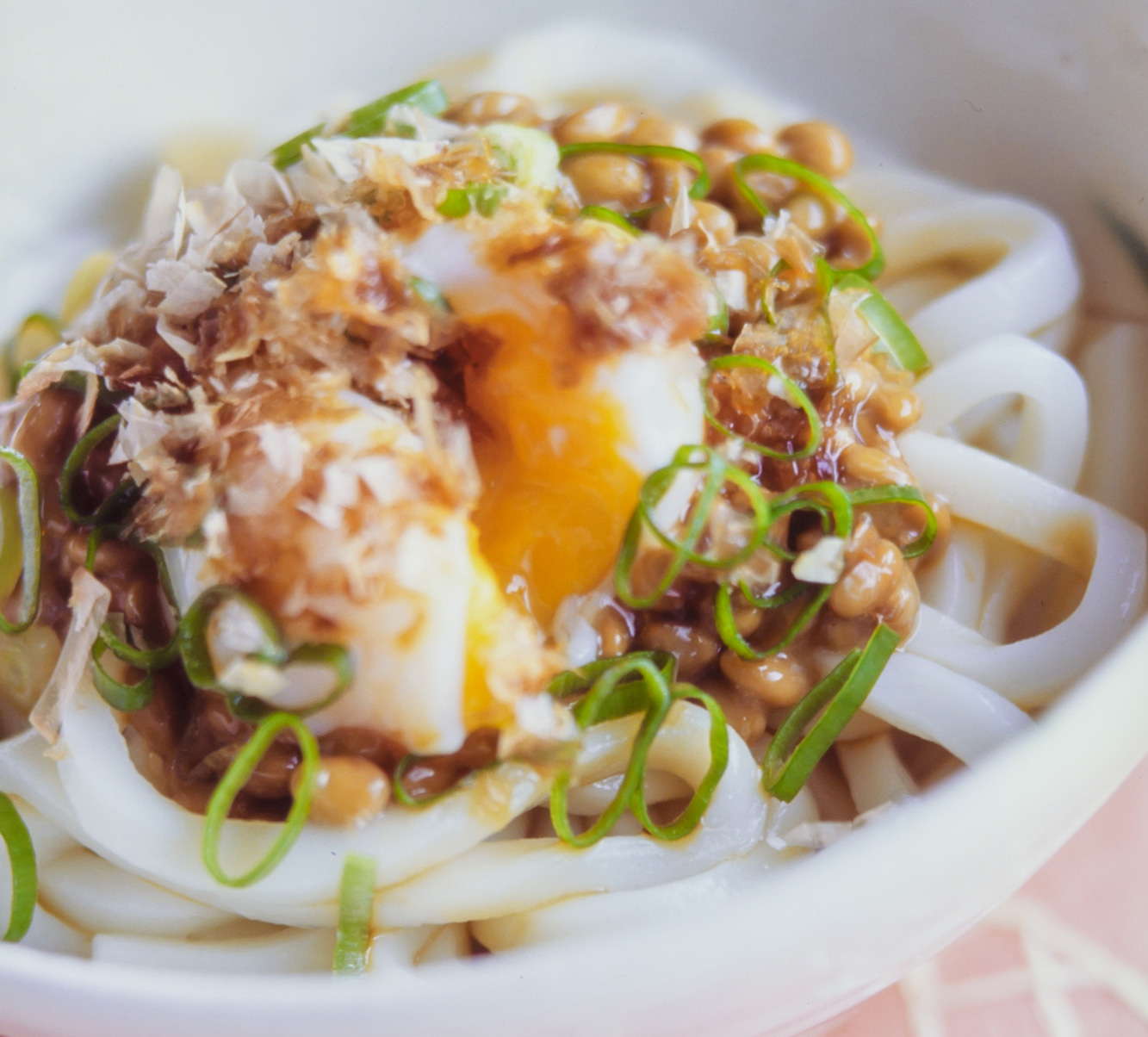 ぶっかけ納豆うどん 温泉卵のせ