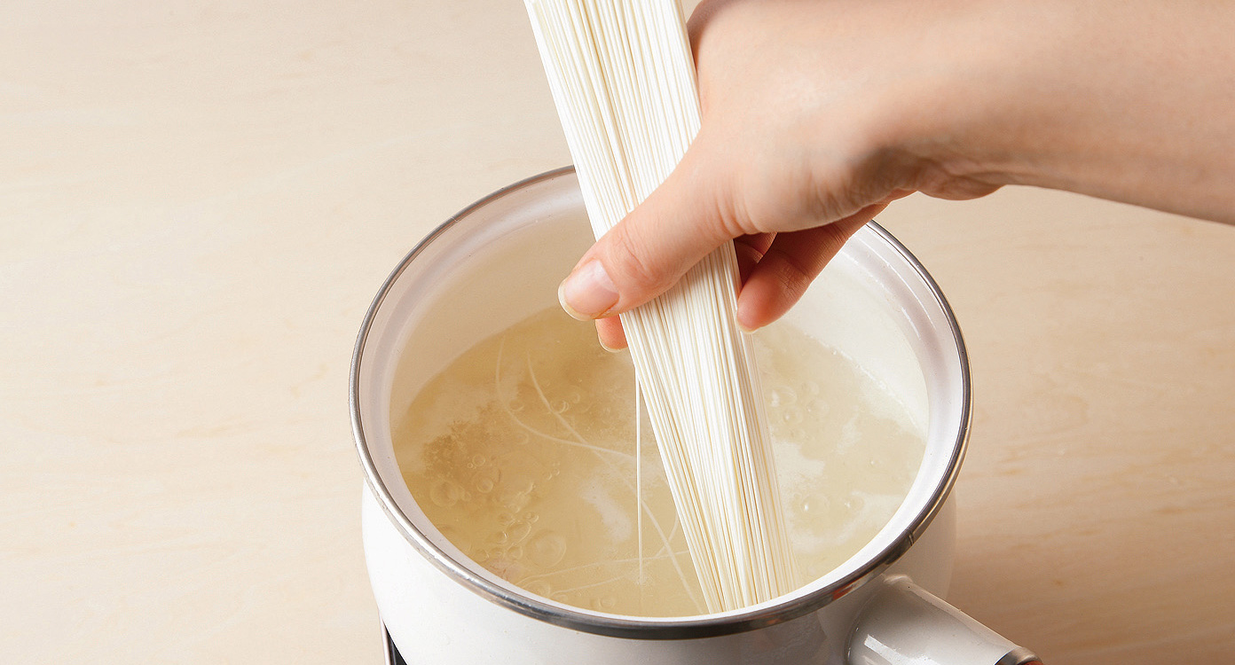 そうめんをゆでる