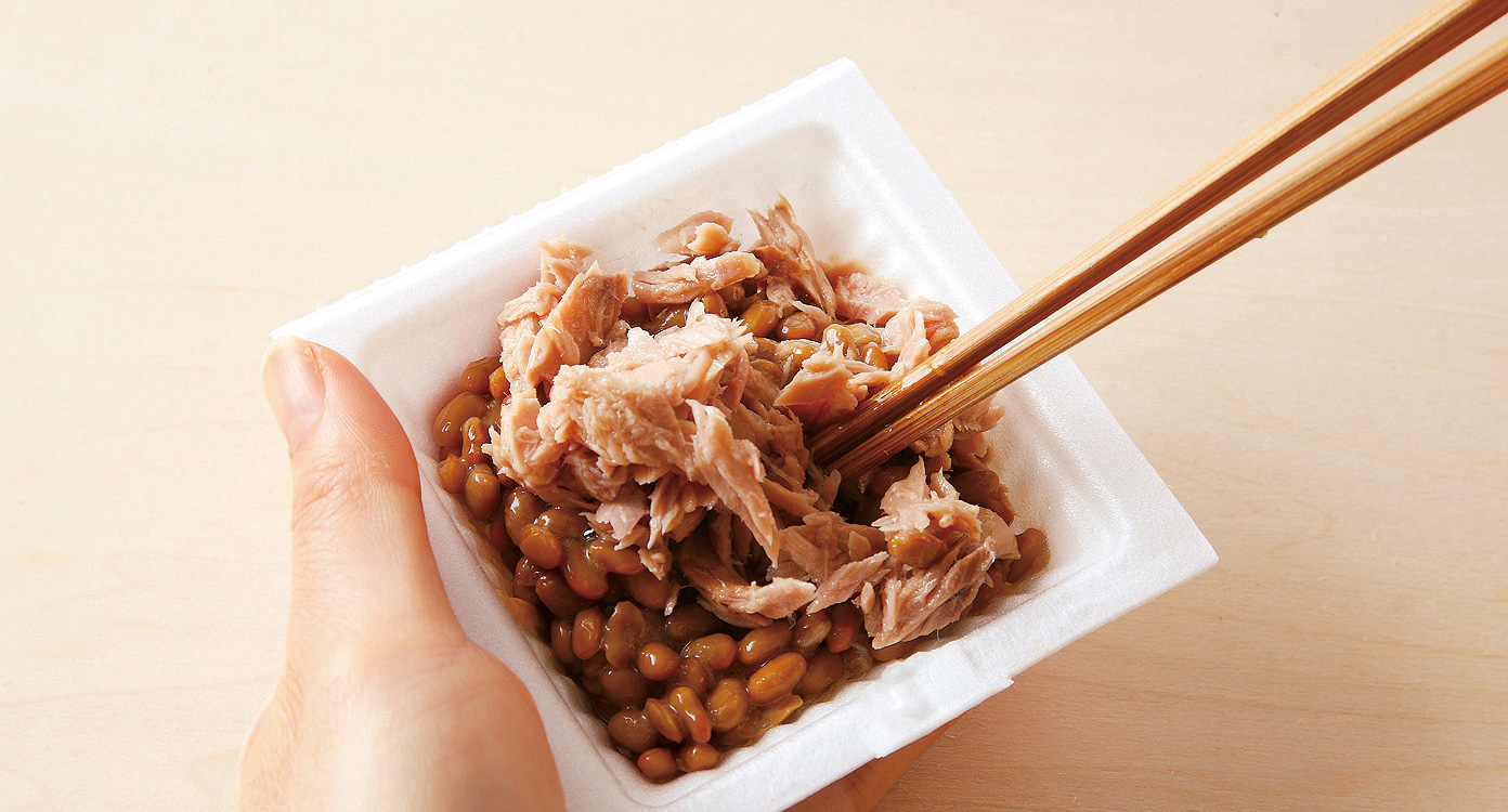 納豆を混ぜ合わせる