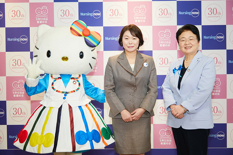 受賞者の渡邉美香さん(中央)